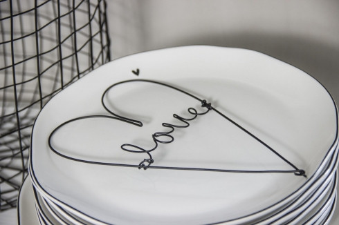 Prato Branco com Pequeno Coração Preto - Bastion