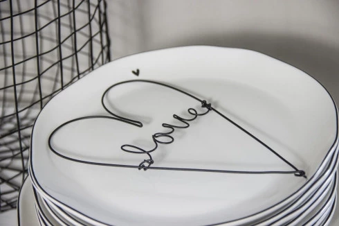 Prato Branco com Pequeno Coração Preto - Bastion