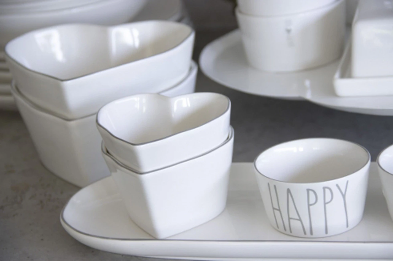 Prato Oval Branco com Borda Cinza e Coração - Bastion