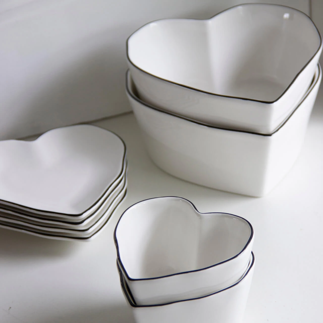 Prato Coração Branco com Borda Preta - Bastion